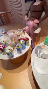 离婚的女同事，很久没碰男人了，酒店吃吃喝喝难以自控的欲望彻底爆发