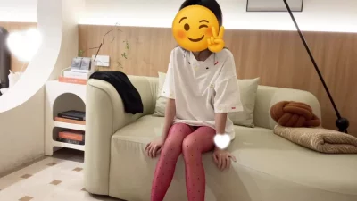[原创]19岁小母狗背着男友穿着红色吊带丝袜被我当飞机杯操，操的她一直求饶操